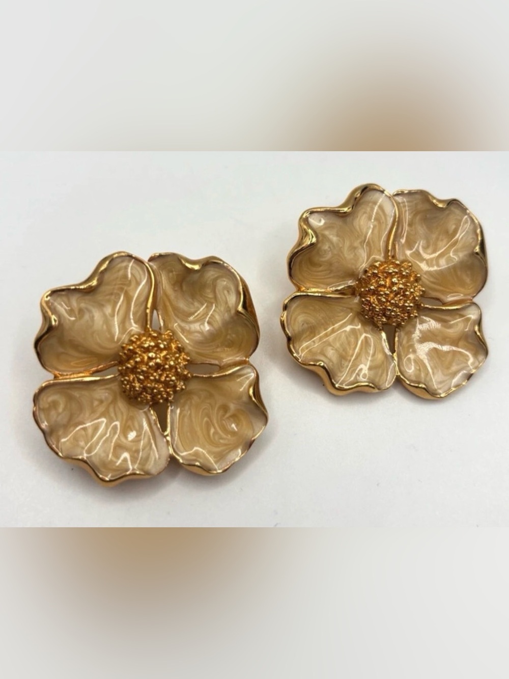 Vintage Avon Pearlized Cream Swirl Enamel Flower Clip-on Earrings Gold
Tone